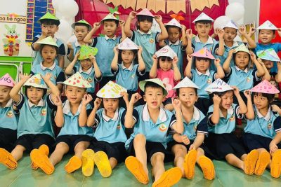 Làm nón tặng mẹ ngày 8/3  Giáo viên: Trần Cao Kỳ Thi Lớp: Lá 2