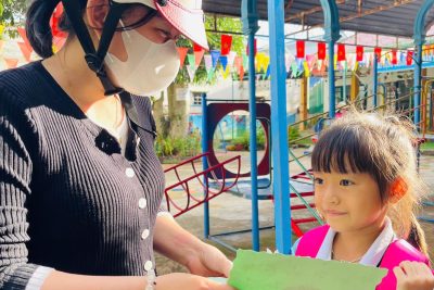 🌸🌸🌸🌸 Hạnh phúc của con là được bên mẹ mỗi ngày và được cùng mẹ tạo nên những khoảnh khắc tuyệt vời.  🎀🎀🎀🎀🎀🎀🎀🎀 Khoảnh khắc các bạn nhỏ lớp Lá 1 hạnh phúc bên mẹ và dành tặng mẹ của mình những tấm thiệp tự tay các bạn làm ra. Yêu mẹ thật nhiều  Mẹ ơi, mãi mãi bên con mẹ nhé! 👈👈  ❤️❤️❤️❤️❤️❤️❤️ 👉Lá 1 – Mẫu giáo Vành Khuyên 👈 👯👯👯👯👯👯👯👯👯