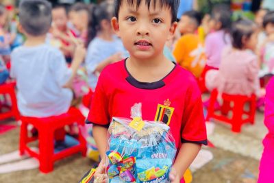 Chuyên mục quà Trung Thu cho các bé iu nha ba mẹ! 📣📣  👉👉  Hôm nay: 16/9/2024 nhà trường trao tặng quà Trung thu cho các bé thuộc Hộ nghèo, Cận nghèo hiện đang theo học tại trường Mẫu giáo Vành Khuyên. ♥♥ Bên cạnh đó, những món quà Trung Thu cho tất cả các bé iu của trường Mẫu giáo Vành Khuyên được chuẩn vị và bao gói rất xinh đẹp cũng đã tới. 👯Cùng chúng mình vui đón Trung Thu ✌️✌️ Mùa Trăng 2024 cùng Team Vành Khuyên thật là tuyệt vời có phải không nào 🌷🌷🌷🎀🎀