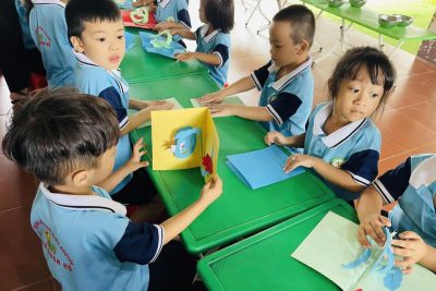 Hoạt động: Làm thiệp tặng mẹ nhân ngày  Phụ Nữ Việt Nam 20-10  Lớp: Lá 1 và Lá 2 Team Vành Khuyên 💐💐💐 ❤️❤️❤️