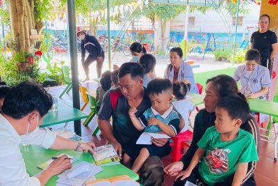 🌸🌸  KHÁM SỨC KHOẺ 🌸🌸 🎀🎀 Trường: Mẫu giáo Vành Khuyên 🎀🎀 📣📣📣📣📣📣📣📣📣📣📣📣📣📣📣📣 👉Sáng nay, ngày 14/10/2024, Trường Mẫu giáo  Vành Khuyên  phối hợp cùng Trạm Y Tế phường Bình Tân,  đã tổ chức buổi khám sức khỏe định kỳ đầu năm cho các bé tại trường. Đây là hoạt động thường niên nhằm theo dõi và đánh giá tình hình sức khỏe của các bé, đảm bảo mỗi em nhỏ đều được chăm sóc tốt nhất về mặt y tế. 🏥Buổi khám diễn ra trong không khí thân thiện và vui tươi với sự hỗ trợ nhiệt tình từ các bác sĩ và nhân viên y tế. Các bé đã được kiểm tra tổng quát, bao gồm cân nặng, chiều cao, tai – mũi – họng và răng miệng. Phụ huynh cũng được cập nhật chi tiết về tình hình sức khỏe của con em mình. ❤️Hoạt động này không chỉ giúp phát hiện sớm các vấn đề sức khỏe để có phương án can thiệp kịp thời, mà còn nâng cao nhận thức về việc chăm sóc sức khỏe cho trẻ nhỏ. Nhà trường mong muốn các bé luôn khỏe mạnh, phát triển toàn diện để chuẩn bị cho một năm học mới đầy năng lượng.👇