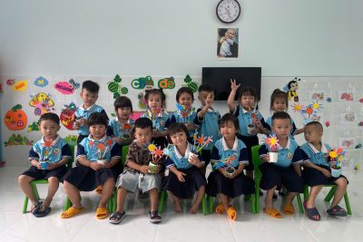 Làm quà tặng mẹ 20/10. Gv Trần Thị Na. Lớp Mầm